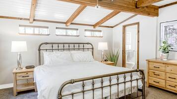 Desk, WiFi, bed sheets