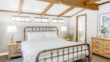 4 bedrooms, desk, WiFi, bed sheets