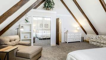 4 bedrooms, desk, WiFi, bed sheets