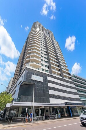 Un immeuble de grande hauteur, doté de nombreux étages, de grandes fenêtres et d’une architecture moderne.