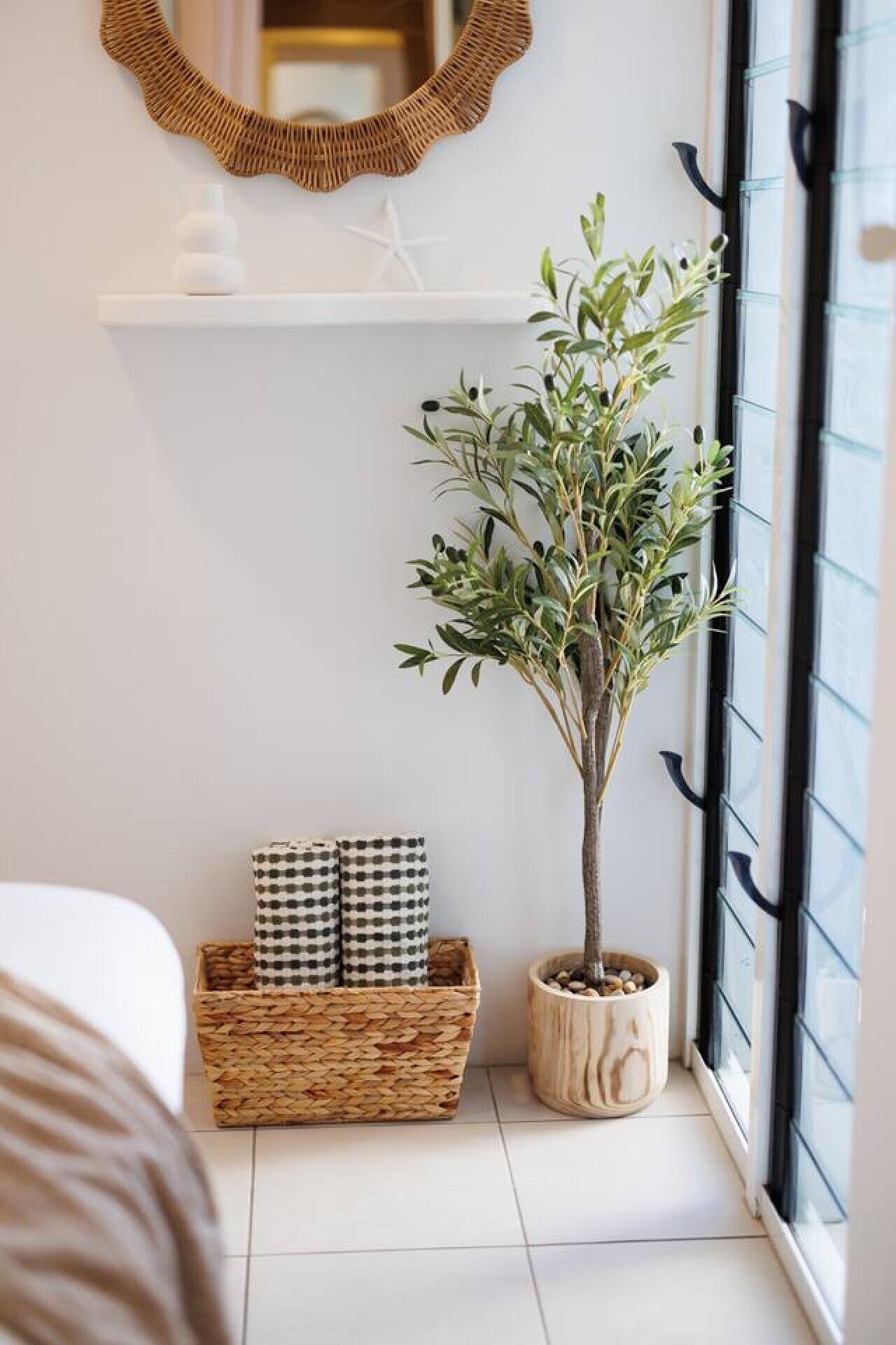 Desk, WiFi, bed sheets