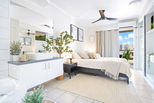 Snowy Love - CBD, Parking & Cozy