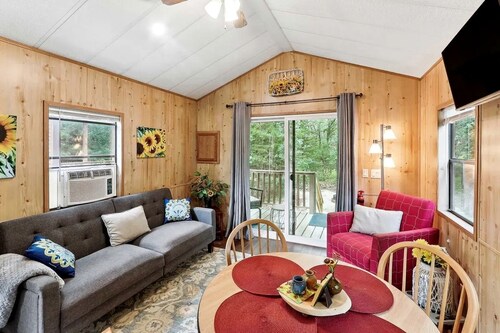 Delightful Getaway Cabin for Couples and Groups near Fishing and Swimming on Toronto Lake, Kansas