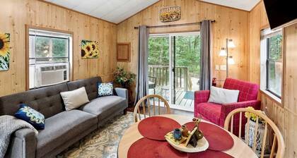 Delightful Getaway Cabin for Couples and Groups near Fishing and Swimming on Toronto Lake, Kansas