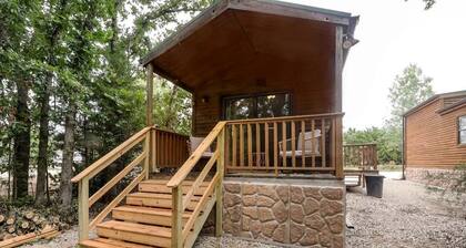Delightful Getaway Cabin for Couples and Groups near Fishing and Swimming on Toronto Lake, Kansas