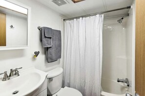 Ein Badezimmer mit Waschbecken, Toilette und Dusche.
