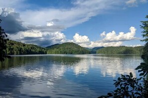 Un lago tranquilo rodeado de colinas boscosas.