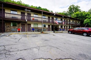 Exterior - Chapmanville WV|2 Full Bed (Chapmanville WV)