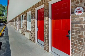 Una fila de puertas rojas con un letrero que indica el número de habitación 104.