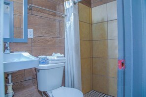 A bathroom with a sink, toilet, and shower. - Queen Bed|Non-Smoking (Decatur GA)