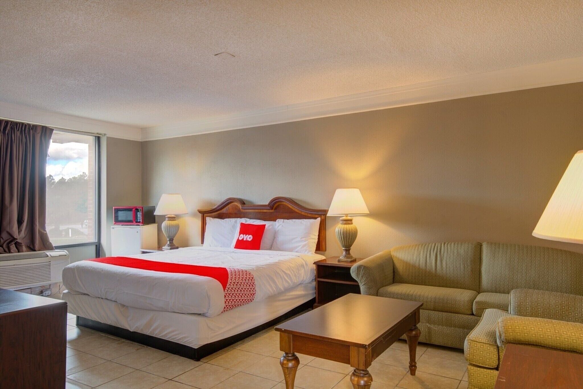 Room. Premium King Bed|Douglas GA
