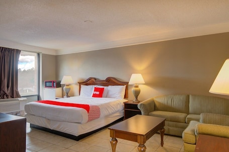 Room. Premium King Bed|Douglas GA