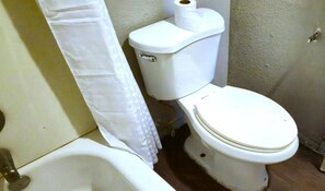 Shower, towels - 2 Queen Beds Non-Smoking (Dallas)