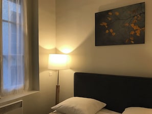 Room - Charming high ceiling Le Marais St Paul apartment (Paris)