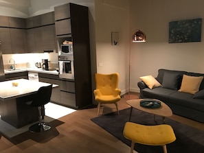 Living area - Charming high ceiling Le Marais St Paul apartment (Paris)