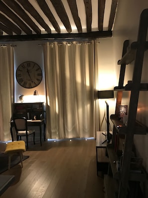 Interior - Charming high ceiling Le Marais St Paul apartment (Paris)