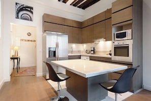 Private kitchen - Charming high ceiling Le Marais St Paul apartment (Paris)