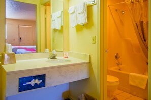 Ein Badezimmer mit Waschbecken, Spiegel und Dusche.