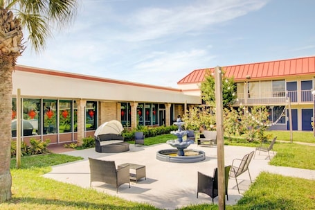 施設の敷地. Dundee FL | 2 Full Bed
