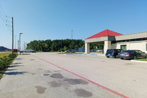 Property grounds - King Bed Non-Smoking (Shepherd, TX)