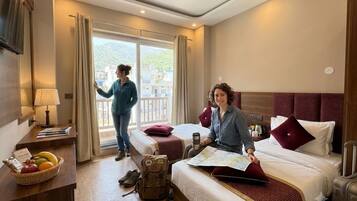 Escritorio, espacio para trabajar con laptop y wifi gratis
