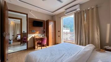 Deluxe Double Room, Mountain View | Desk, laptop workspace, free WiFi