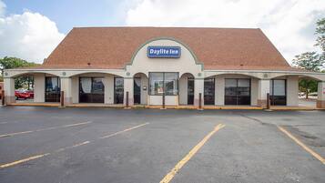 A Daylite Inn hotel with a large parking lot in front.