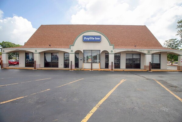 Exterior - Premium King Bed | Daylight Inn Elkhart I-90, IN (Elkhart IN)