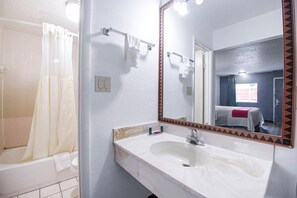 Bathroom - Premium King Bed | Daylight Inn Elkhart I-90, IN (Elkhart IN)