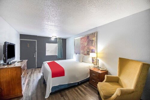 Premium King Bed | Daylight Inn Elkhart I-90, IN