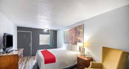 Premium King Bed | Daylight Inn Elkhart I-90, IN