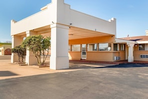Un bâtiment moderne doté d’une entrée abritée, de grandes fenêtres et d’un espace de stationnement.