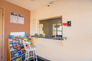 Eine Bar mit einer Theke, einem Stuhl und einer Wand mit verschiedenen Gegenständen.