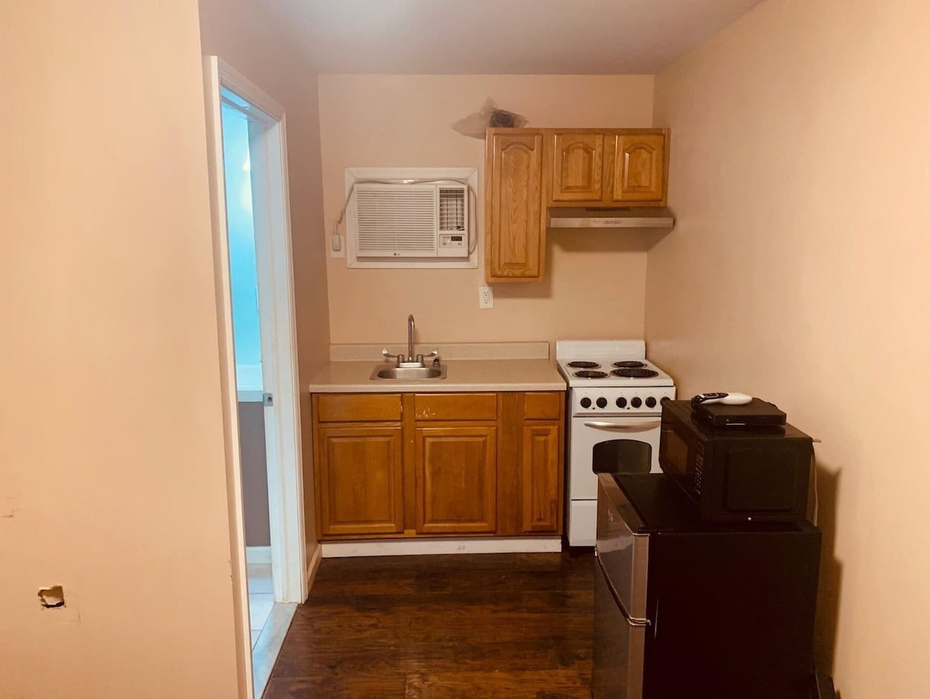 Fridge, microwave, stovetop