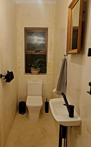 Douche, sèche-cheveux, serviettes fournies, savon