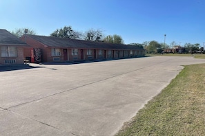 Exterior - 2 Queen Beds Non-Smoking (Mathis, TX)