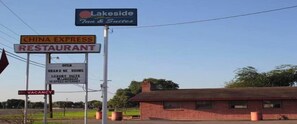 A sign for Lakeside Inn & Suites, a China Express Restaurant, and a vacant room sign.