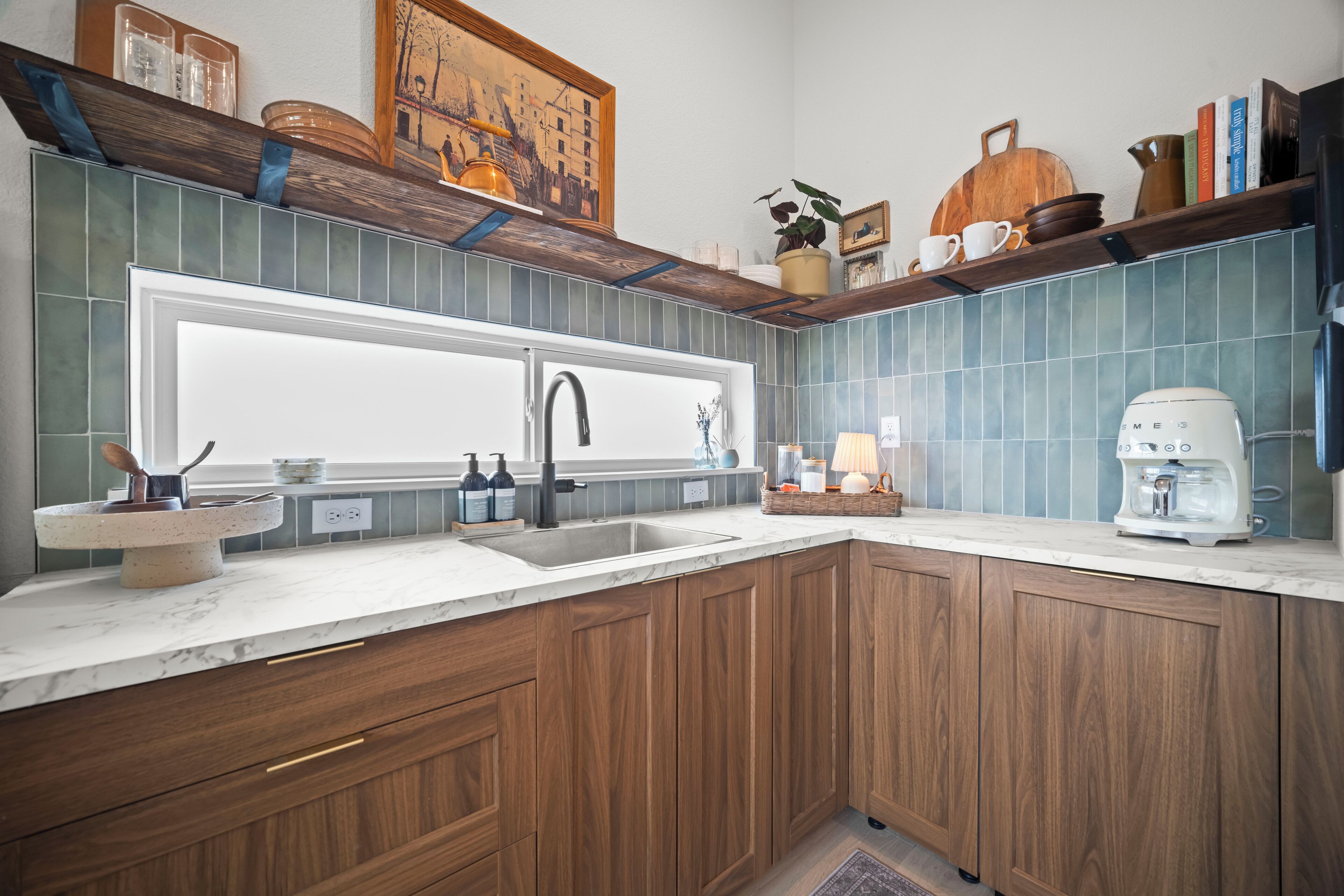 Coffee/tea maker, fridge, microwave, dishwasher