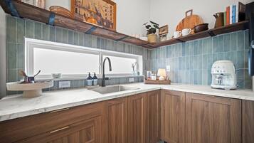 Coffee/tea maker, fridge, microwave, dishwasher