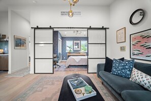 Una sala de estar moderna con un sofá, una mesa de centro y una zona de escritorio.