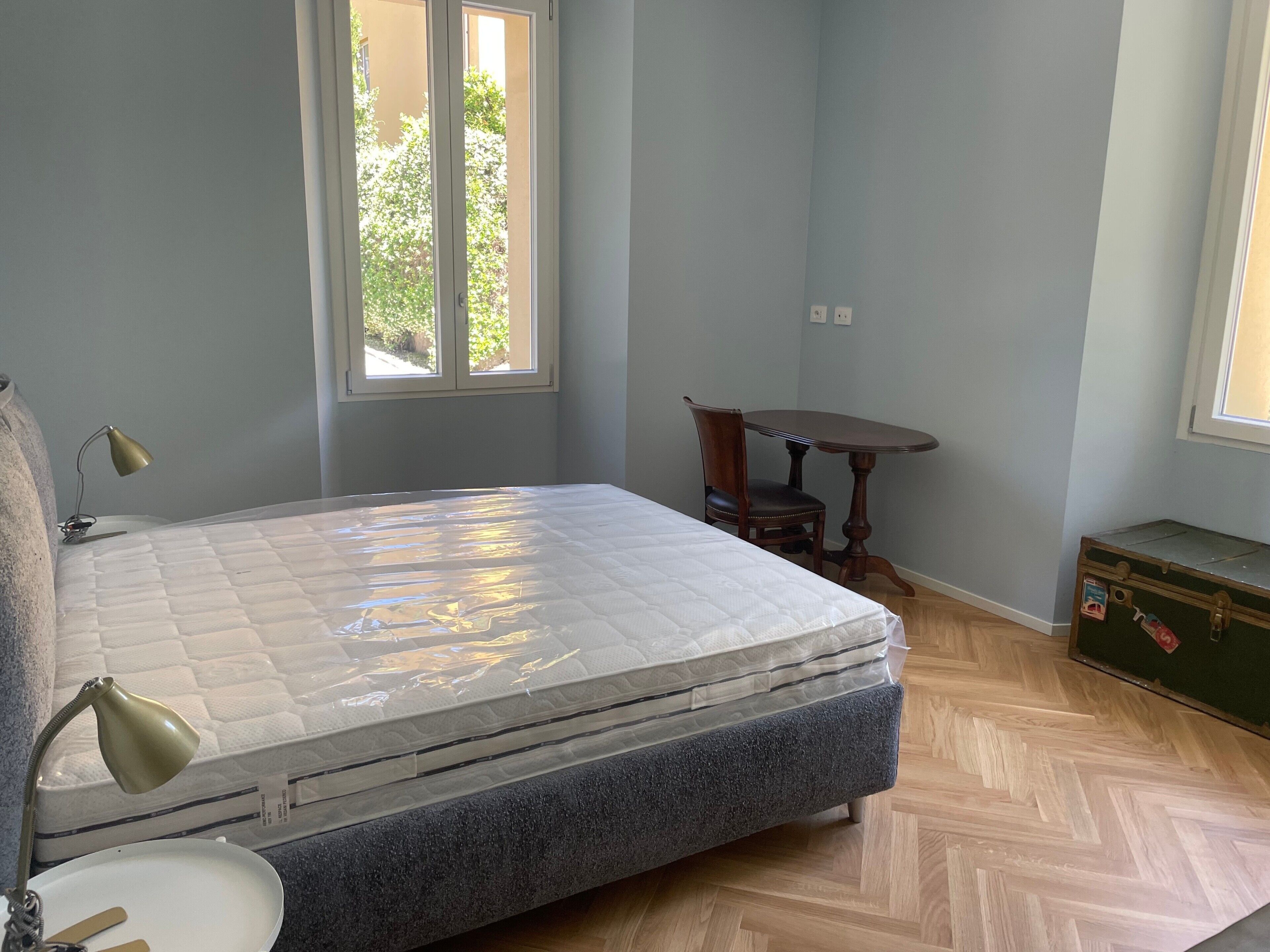 Tabla de planchar con plancha, wifi y ropa de cama 