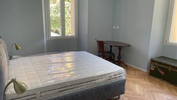 Tabla de planchar con plancha, wifi y ropa de cama