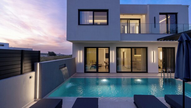 Una moderna casa a due piani con piscina, ampie finestre e tetto piatto.