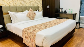 Deluxe Room | Desk - Hotel Rove Inn (Indore)