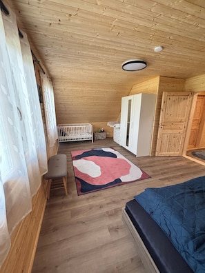 3 soverom, strykejern/-brett, wi-fi og sengetøy