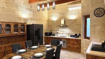 Villa | Cocina privada | Refrigerador con congelador, microondas, horno y parrilla de estufa