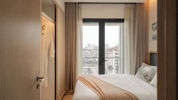 2 bedrooms, in-room safe, desk, iron/ironing board