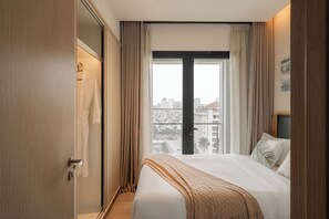 2 Schlafzimmer, Zimmersafe, Schreibtisch, Bügeleisen/Bügelbrett