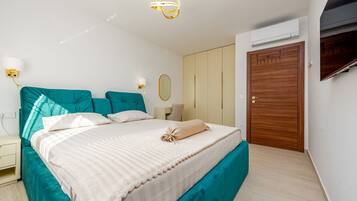2 bedrooms, free cots/infant beds, bed sheets
