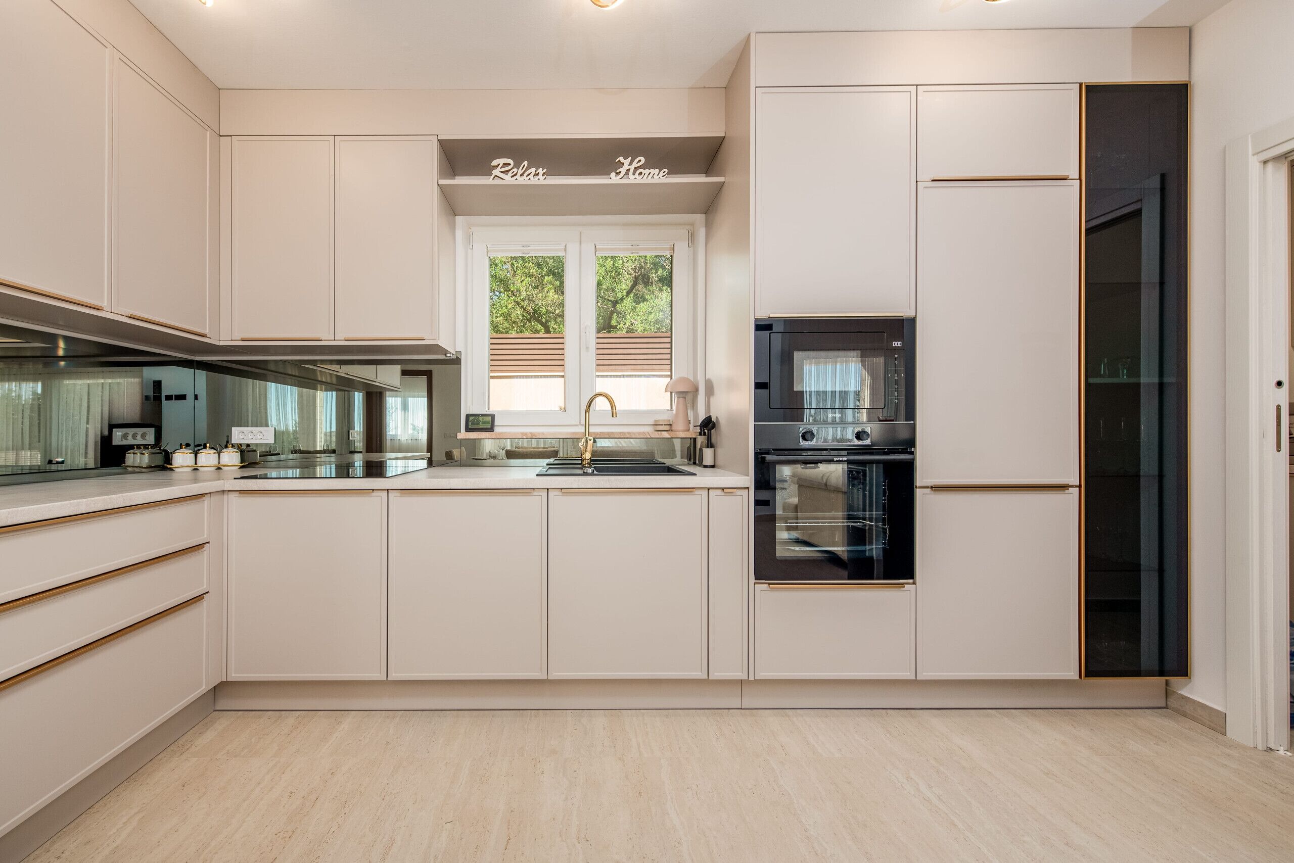 Coffee/tea maker, microwave, dishwasher, high chair